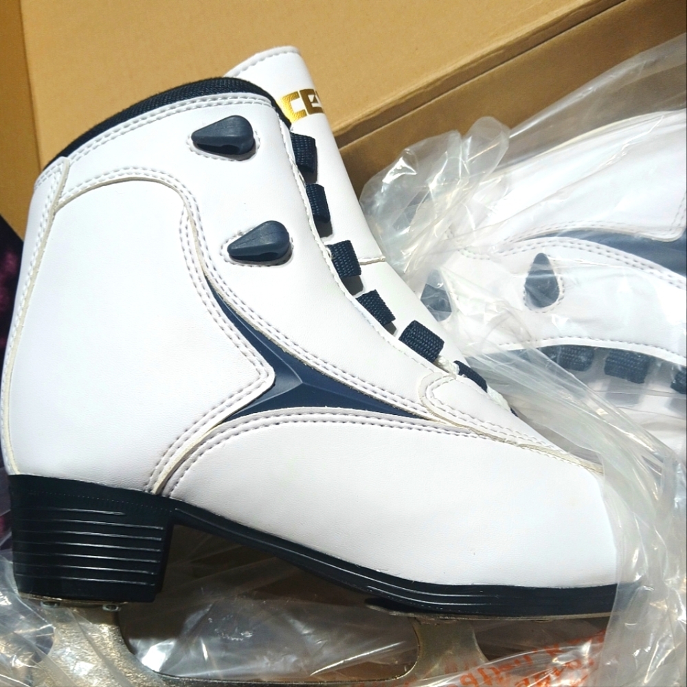 NIB Roces RFG1 Ladies figure skates size 5
